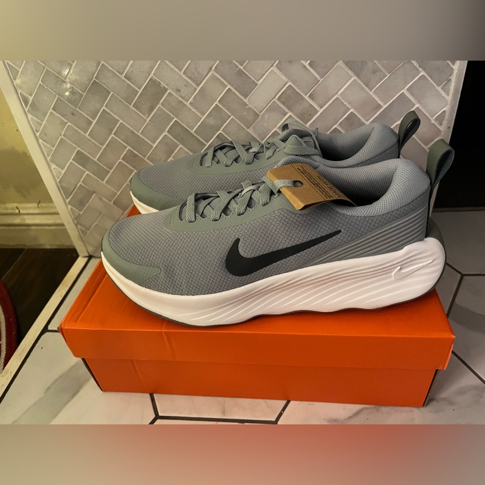 Nike Promina Gray and White Running Shoes - Picture 2 of 7